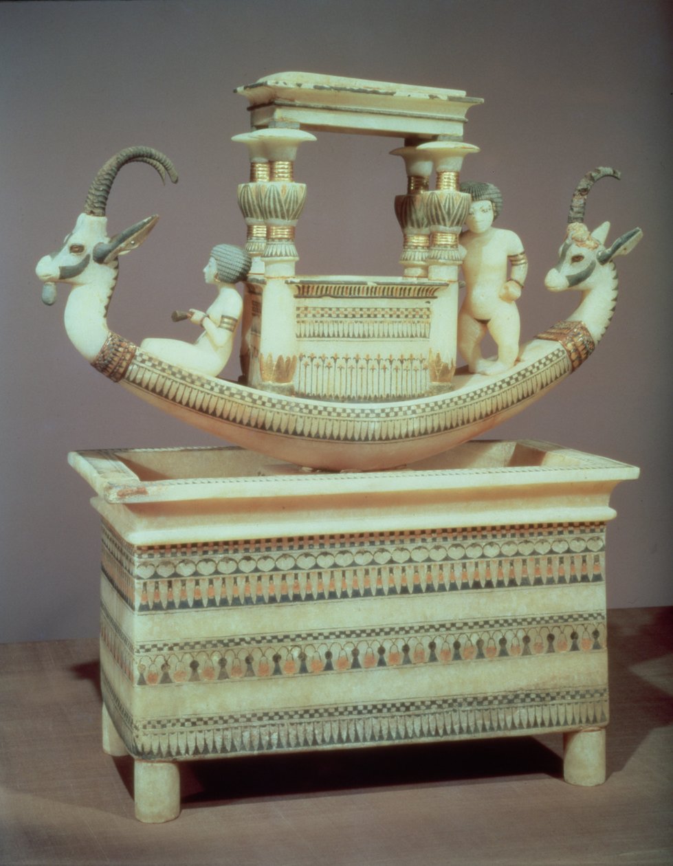 Kista med en båt dekorerad med två huvuden av en syrisk stenbock och två kvinnofigurer som tros vara prinsessan Mutnedjmet, från Tutankhamons grav (ca 1370-52 f.Kr.) Nya kungariket (alabaster) (se även 1494) av Egyptian 18th Dynasty