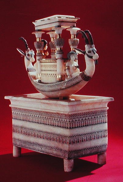 Kista med en båt dekorerad med två huvuden av en syrisk stenbock och två kvinnofigurer som tros vara prinsessan Mutnedjmet, från Tutankhamons grav (ca 1370-1352 f.Kr.) Nya kungariket (alabaster) (se även 14) av Egyptian 18th Dynasty