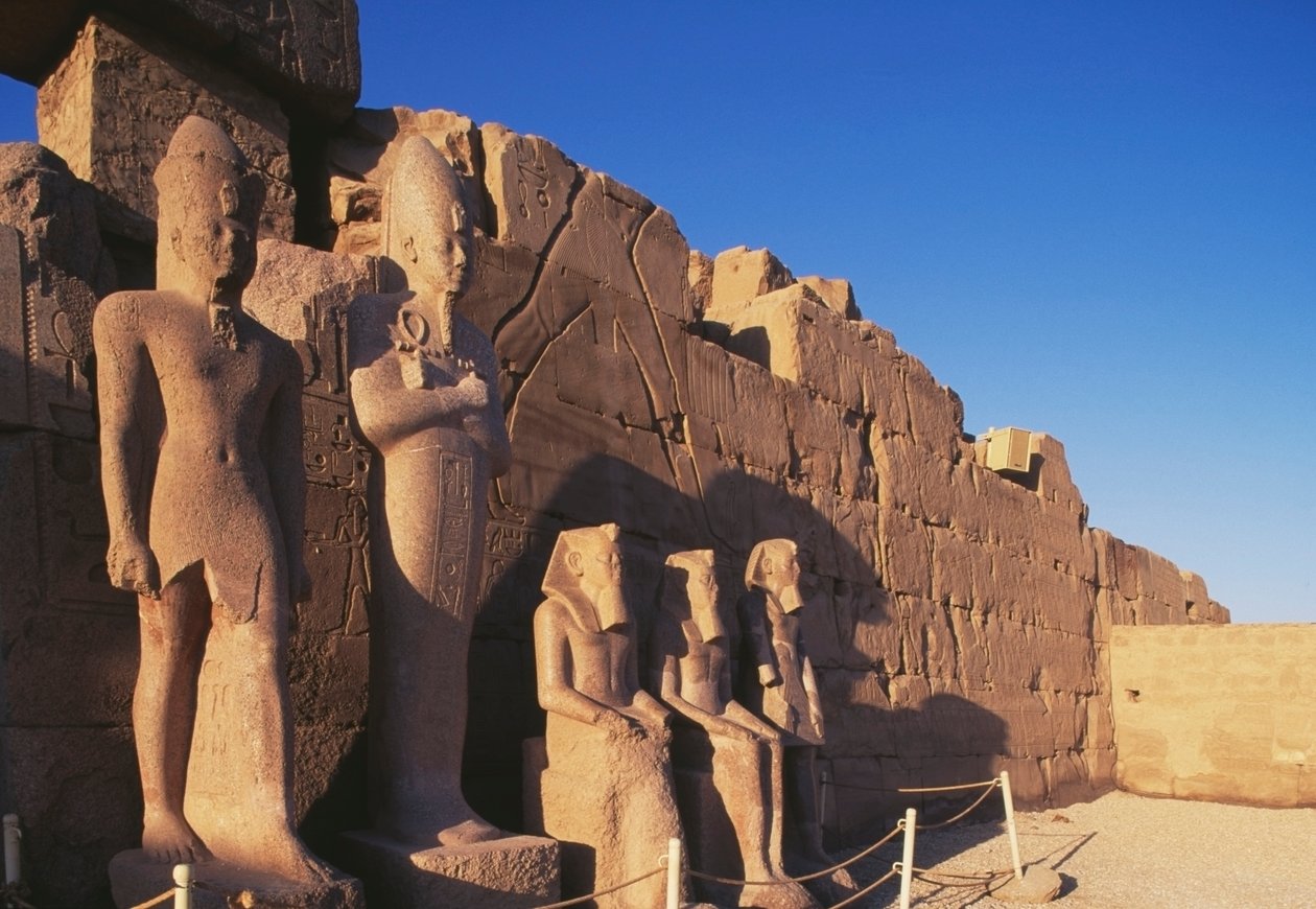 Kolossalstatyer av Amontemplet, Theban Necropolis, Luxor, Egypten, Nya riket, XVIII:e dynastin av Egyptian 18th Dynasty