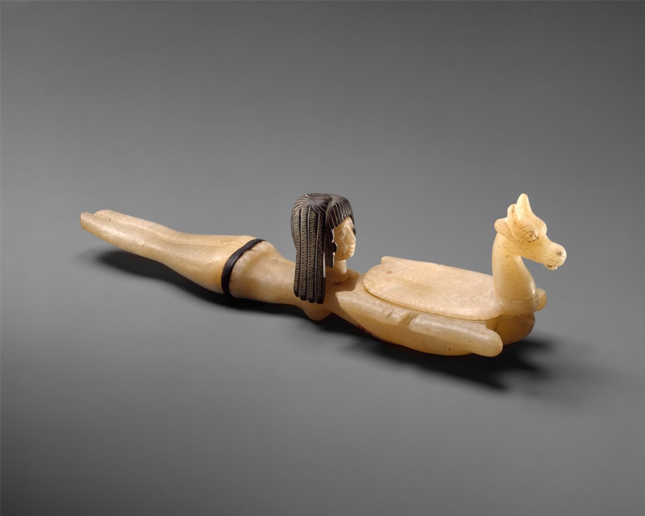 Kosmetisk sked i form av en simmande kvinna som håller ett fat, ca. 1390–1352 f.Kr. (travertin och steatit) av Egyptian 18th Dynasty