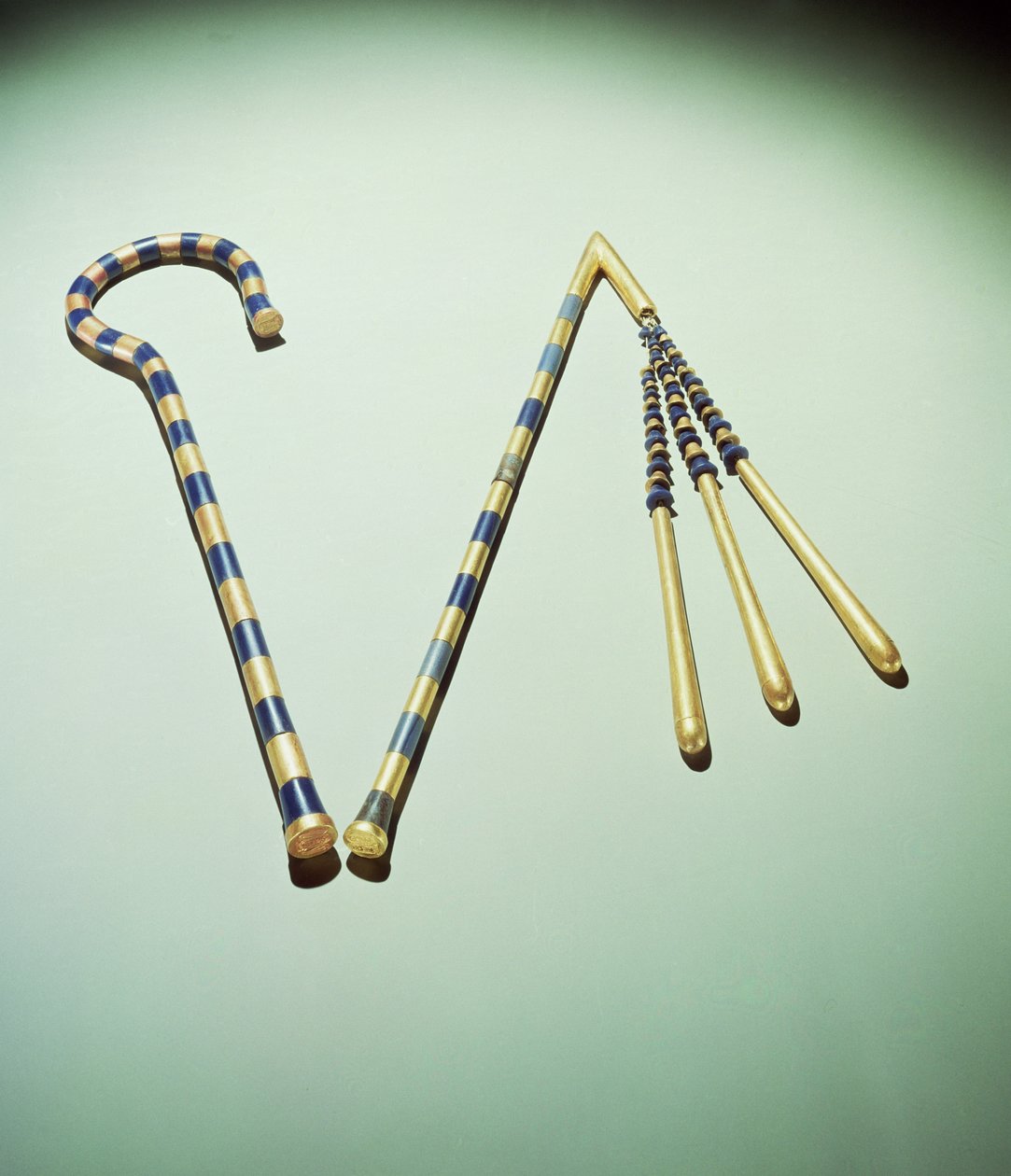 Krok och slaga, från Tutankhamons grav (ca 1370-1352 f.Kr.) Nya kungariket (blått glas, obsidian & guld monterat på brons) (se även 167522) av Egyptian 18th Dynasty