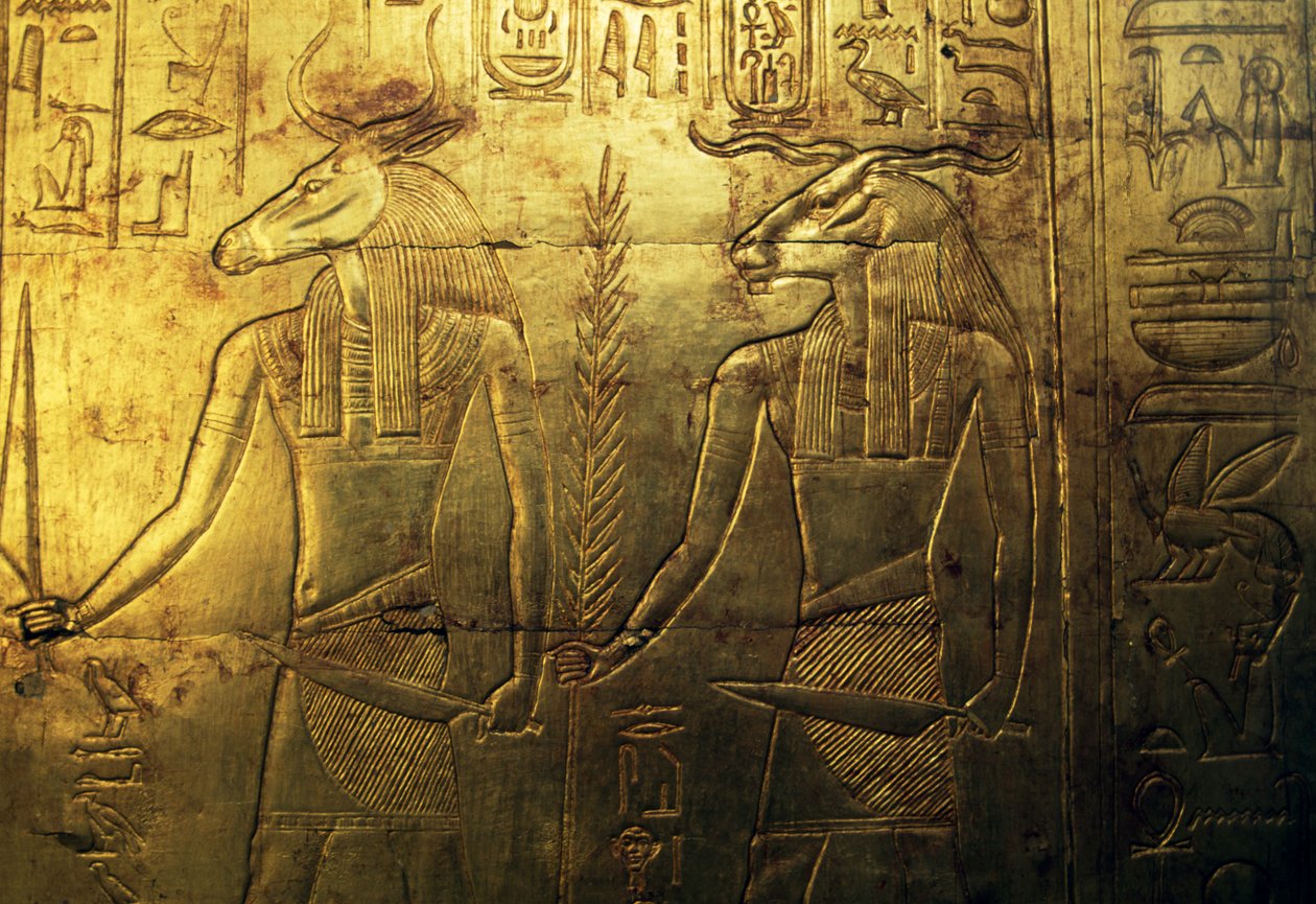 Gudar, gravyr av bakre panelen i det tredje begravningskapellet täckt med guld, Tutankhamuns skattkammare, Egypten, Egyptisk civilisation, Nya riket, XVIII:e dynastin av Egyptian 18th Dynasty