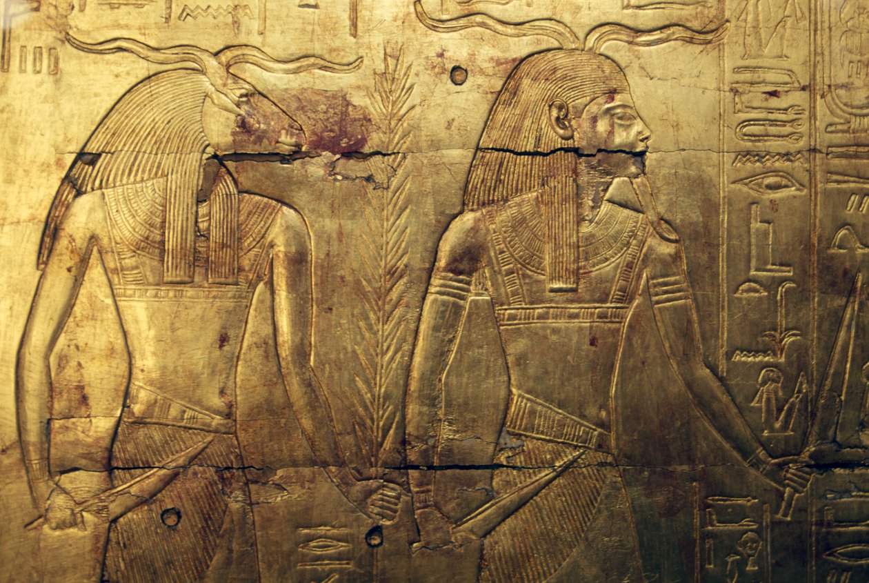 Gudar, gravyr på baksidan av tredje gravkapellet täckt av guld, Tutankhamuns skattkammare, Egypten, Egyptisk civilisation, Nya riket, XVIII:e dynastin av Egyptian 18th Dynasty