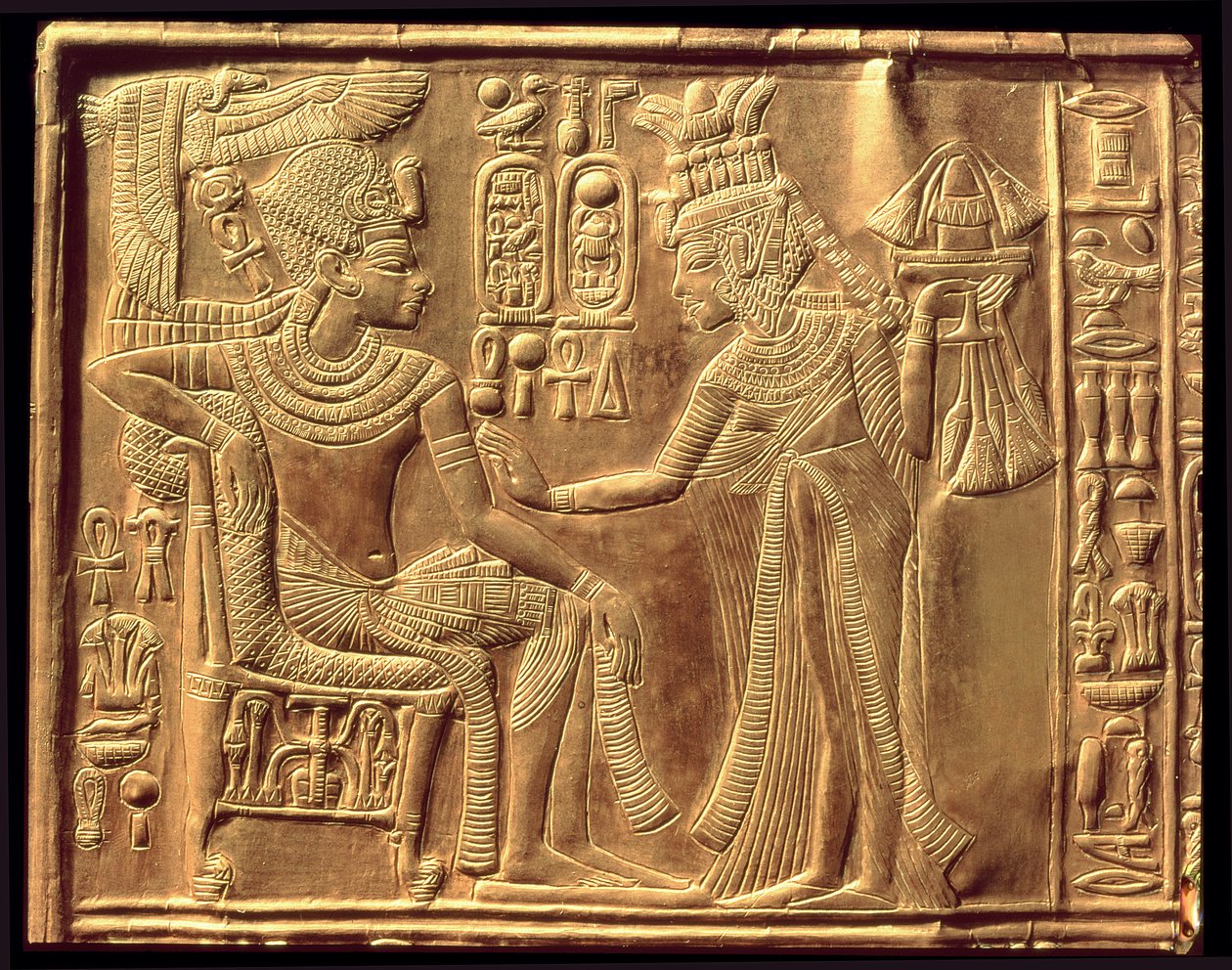 Detalj från Tutankhamons gyllene helgedom (ca 1370-52 f.Kr.) som visar drottningen som smörjer honom med doftande unguent, New Kingdom (trä överdraget med gesso täckt med guldplåt) av Egyptian 18th Dynasty