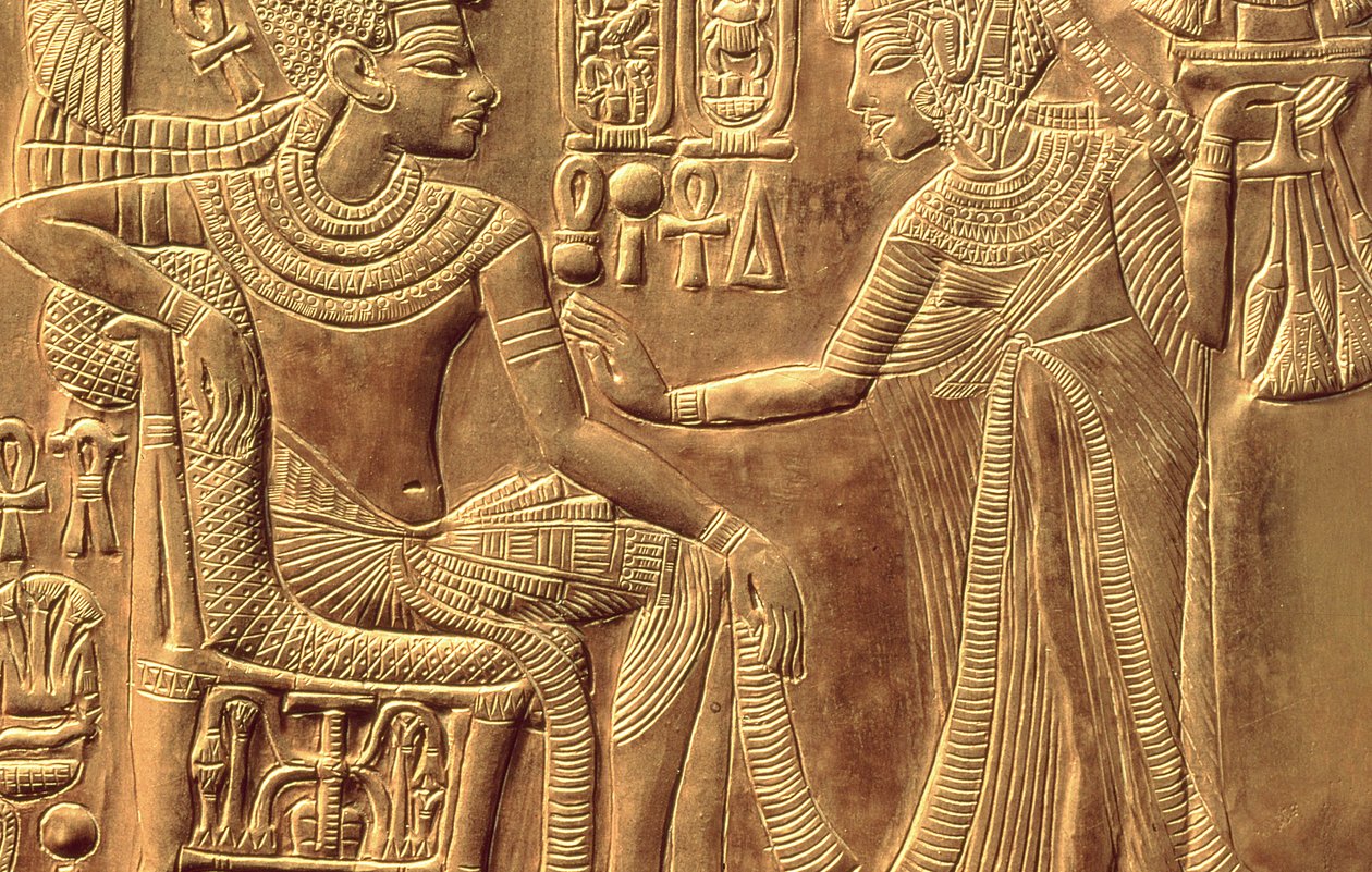 Detalj från Tutankhamons gyllene helgedom (ca 1370-52 f.Kr.) som visar drottningen som smörjer honom med doftande unguent, New Kingdom (trä överdraget med gesso täckt med guldplåt) (detalj från 148191) av Egyptian 18th Dynasty