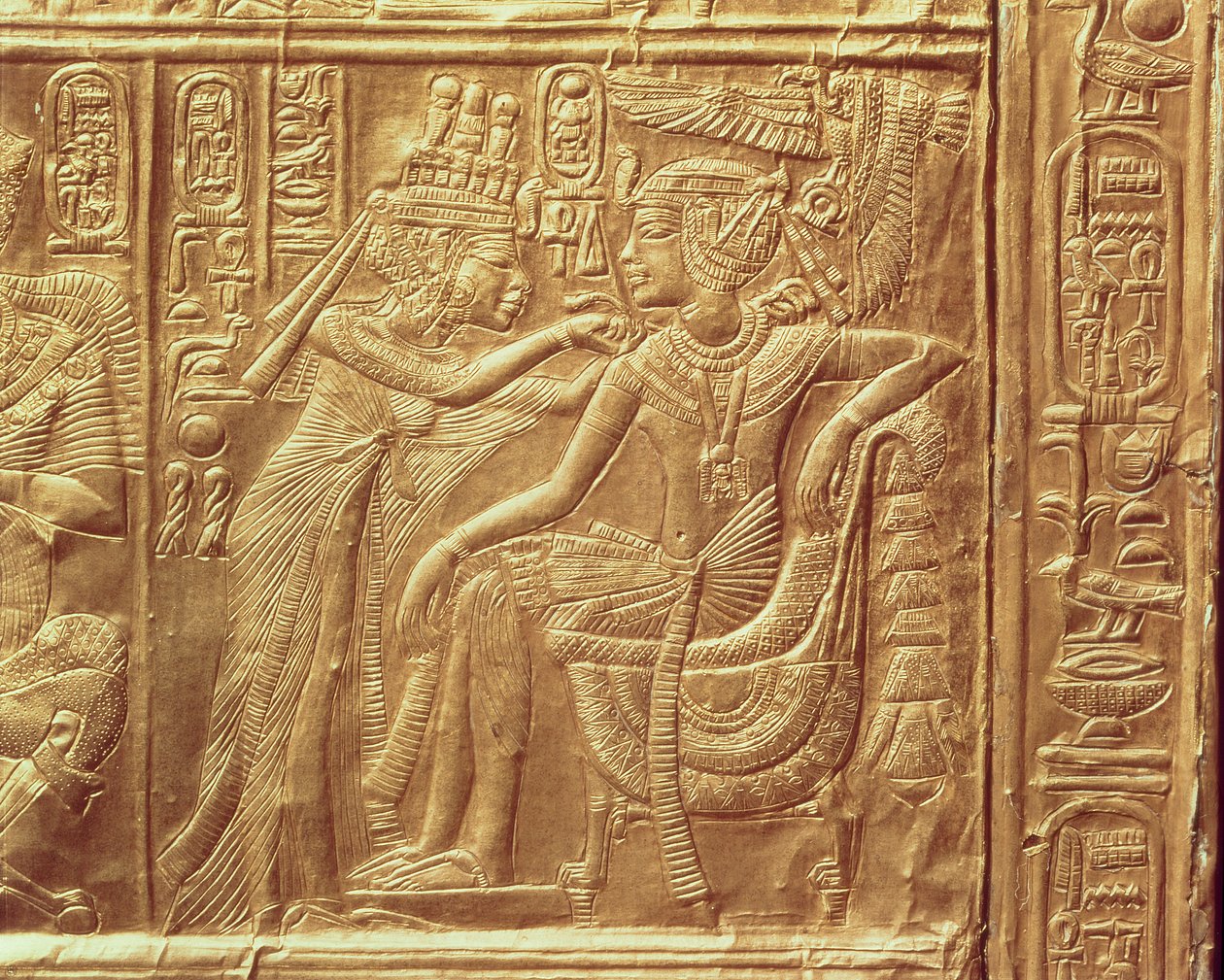 Detalj från Tutankhamons lilla helgedom som visar drottningen som fäster ett halsband runt kungens hals, New Kingdom, ca 1340 f.Kr. (guldpläterad) (se även 228562) av Egyptian 18th Dynasty