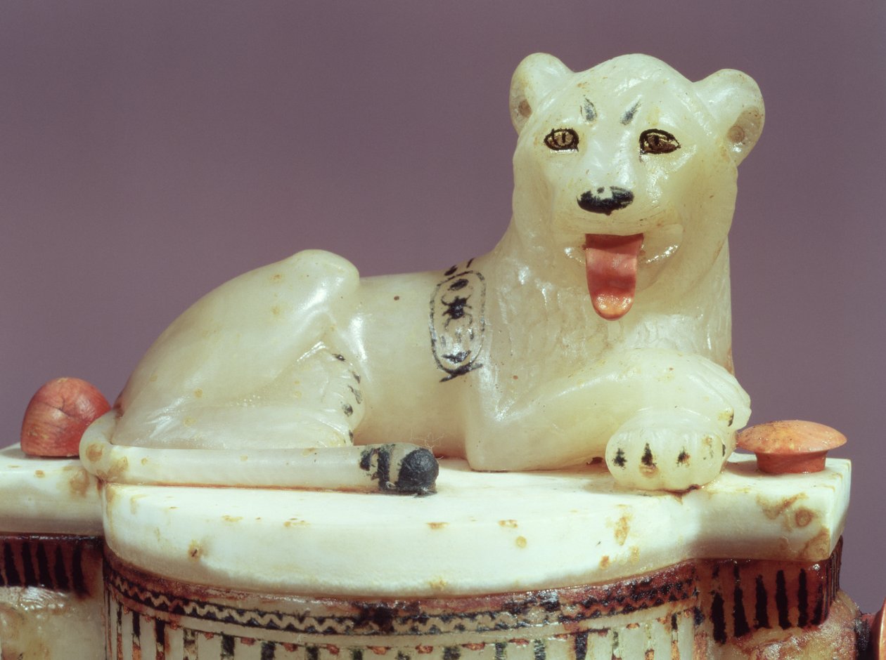 Detalj av locket till en unguent burk med en figur av kungen som ett lejon, från Tutankhamons grav (ca 1370-52 f.Kr.) Nya kungariket (målad alabaster) (se även 148194) av Egyptian 18th Dynasty