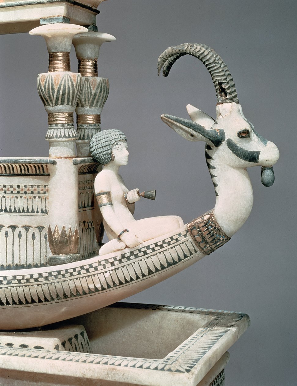 Detalj av fören på en båt med huvudet av en syrisk stenbock och en figur som tros vara prinsessan Mutnedjmet, från Tutankhamons grav (ca 1370-52 f.Kr.) Nya kungariket (alabaster) (se 149413) av Egyptian 18th Dynasty