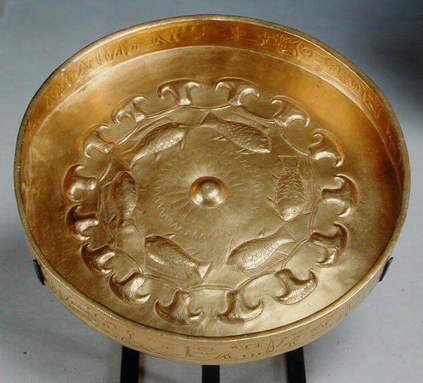 Maträtt tillhörande General Duty of Djehuty dekorerad med fisk och blommor, New Kingdom, ca 1479-1425 (guld) av Egyptian 18th Dynasty