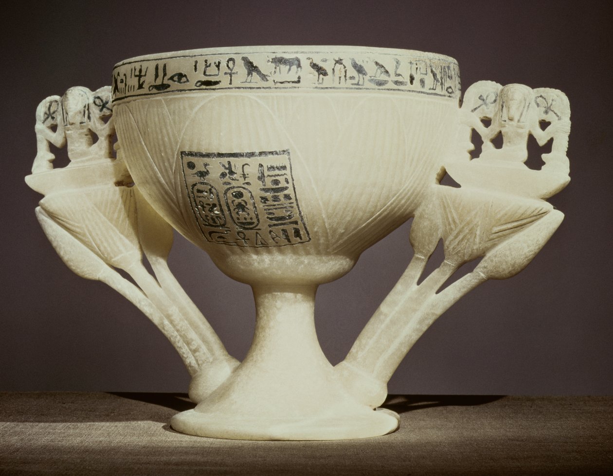 Drickskopp i form av en halvöppen lotusblomma, hittad vid ingången till Tutankhamons grav (ca 1370-52 f.Kr.) Nya kungariket (alabaster) (se även 162302 & 228555) av Egyptian 18th Dynasty