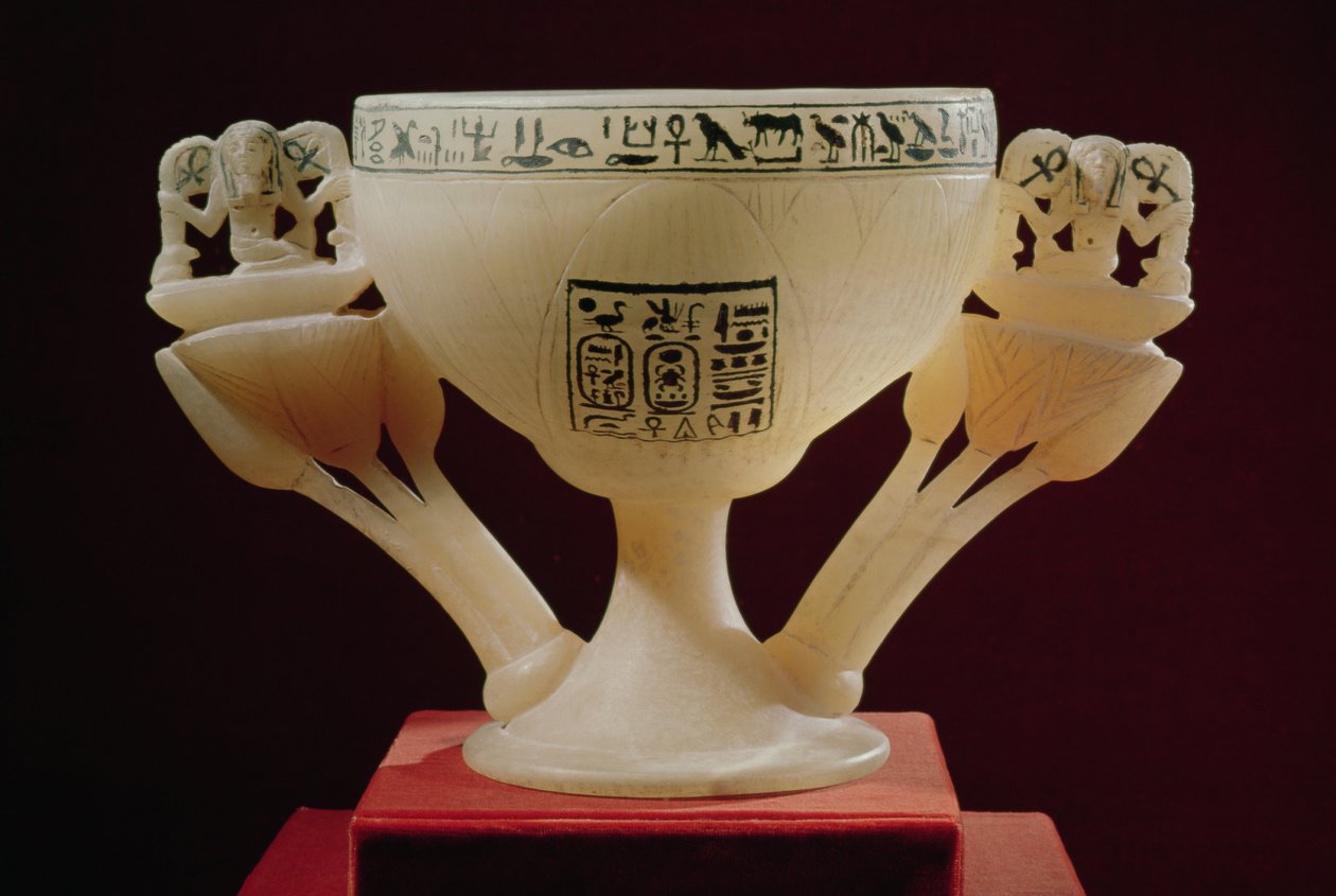 Drickskopp i form av en halvöppen lotusblomma, hittad vid ingången till Tutankhamons grav (ca 1370-52 f.Kr.) Nya kungariket (alabaster) (se även 149480 & 228555) av Egyptian 18th Dynasty