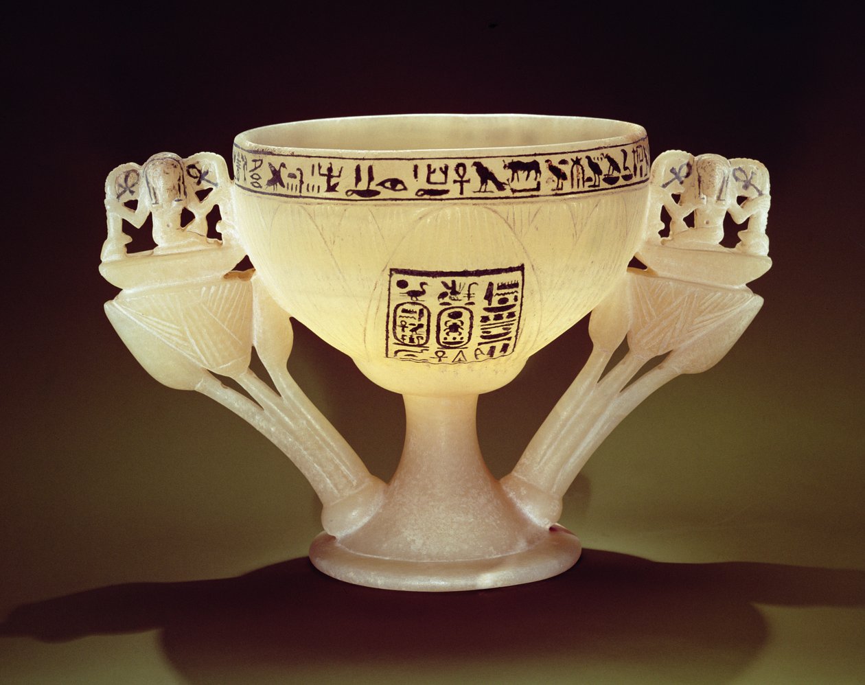 Drickskopp i form av en halvöppen lotusblomma, hittad vid ingången till Tutankhamons grav (ca 1370-1352 f.Kr.) Nya kungariket (alabaster) (se även 162302 & 149480) av Egyptian 18th Dynasty