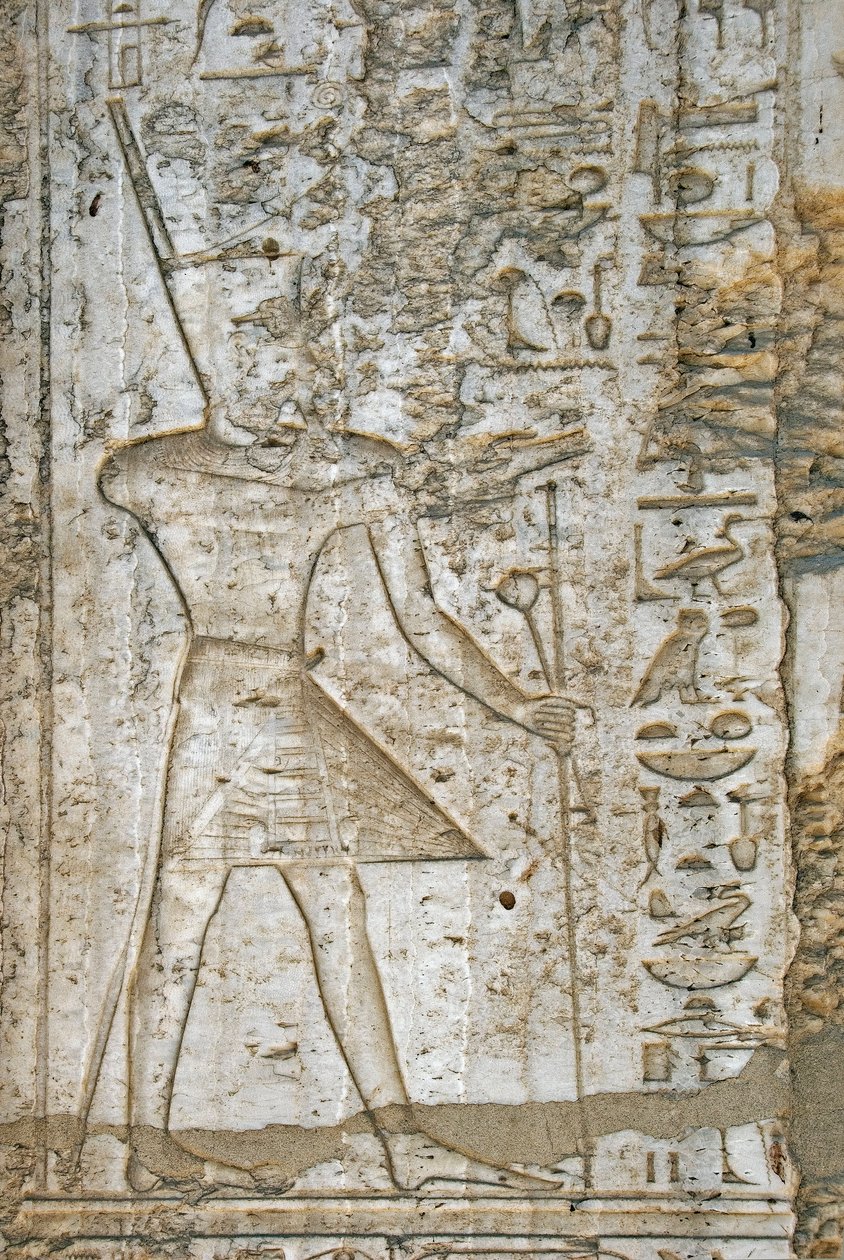 Egyptiska antiken: detalj av relieferna av albasterkapellet av farao Thutmosis IV (1419-1387 f.Kr.) som representerar honom med maktens symboler. Karnak Temple Open Air Museum Egypten av Egyptian 18th Dynasty