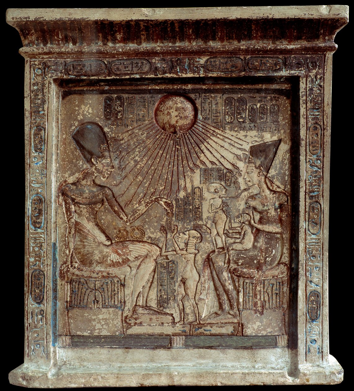 Egyptisk dronning Nefertiti (1353-1336 f.Kr.), med farao Amenophis IV (Akhenaton eller Amenhotep) (1352-1338 f.Kr.) og deres børn. Lavt relief. 18. dynasti, New Empire. Cairo, Egyptisk Museumssverige av Egyptian 18th Dynasty