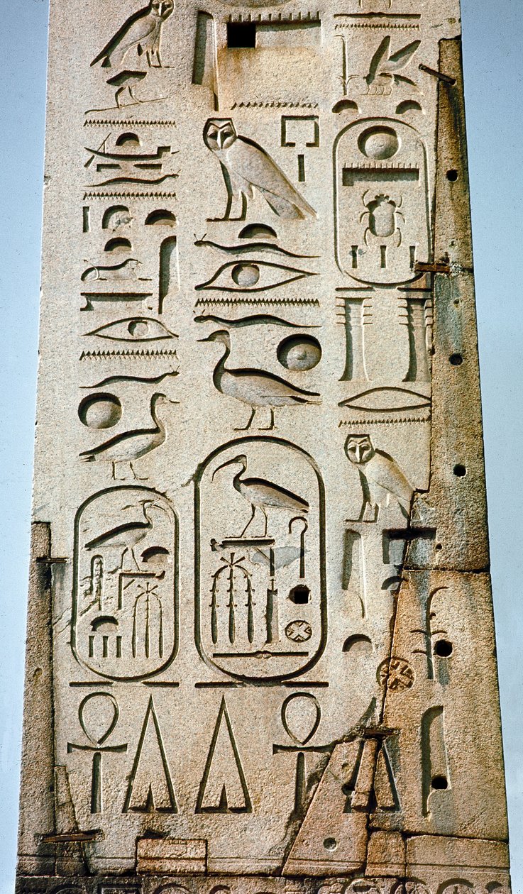 Egyptisk antikvitet: detalj av Lateranense-obelisken täckt med hieroglyfer från Amons tempel i Thebe. 1400-talet f.Kr. Johannes torg, Rom av Egyptian 18th Dynasty