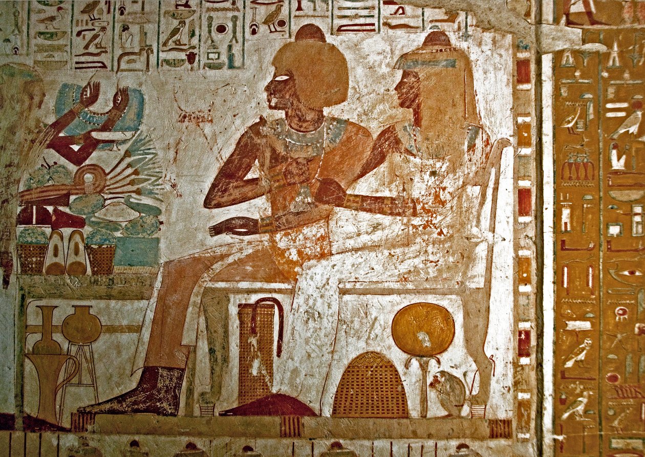 Egyptisk antikvitet: målning som dekorerar graven till Userhat (Ursehat) (TT56) högre tjänsteman i badet (18:e dynastin) som representerar honom med sin fru Mutneferet (Moutneferet) som tar emot offer (halsband, bricka med lotusblomma och mat). Luxor, West av Egyptian 18th Dynasty