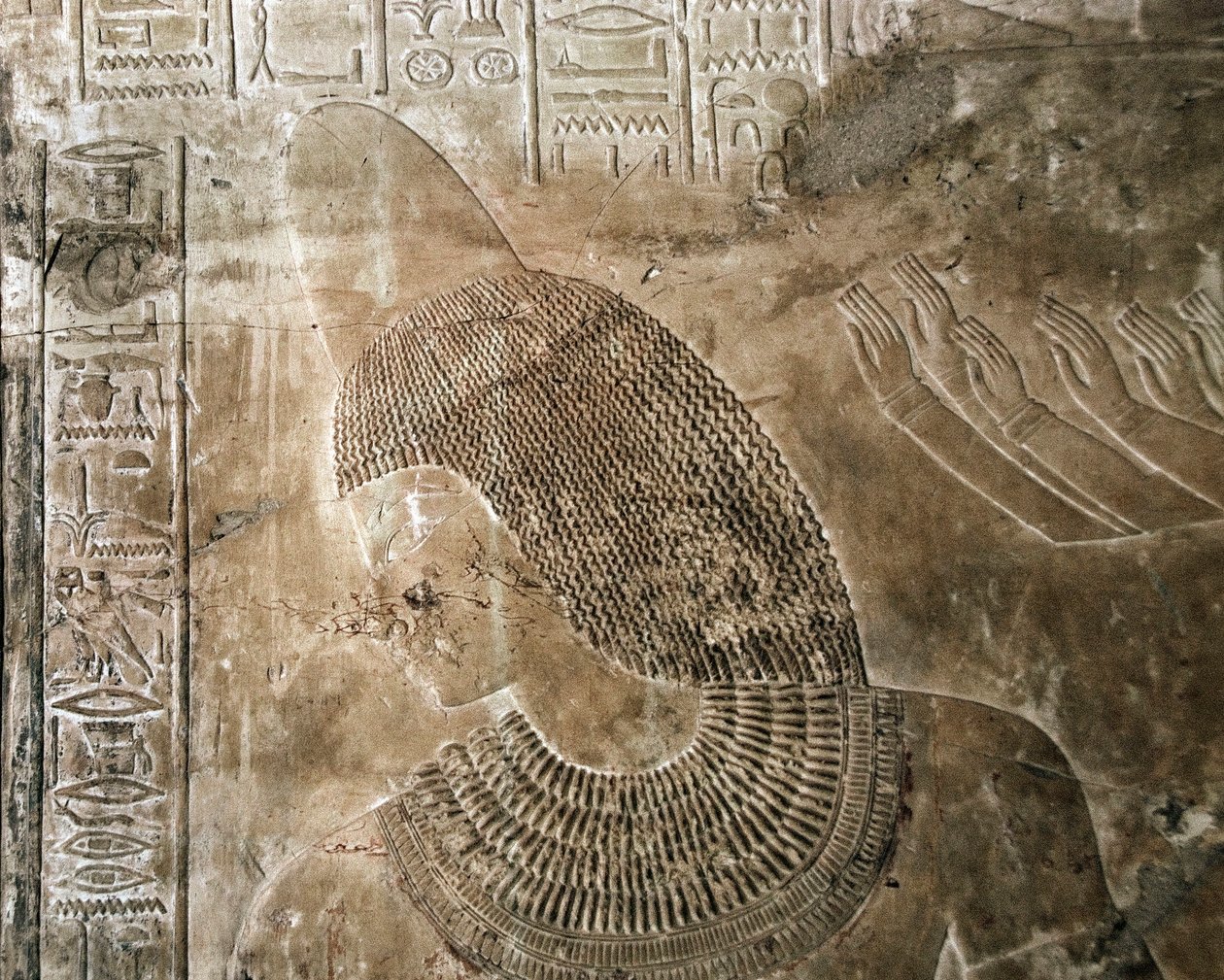 Egyptisk antikvitet: relief från graven av Kha em Het (Khaemhat) vindsinspektör och skrivare vid Amenophis III:s hov (TT57) föreställande en karaktär som bär en kotte. 18:e dynasti. 1530-1290 f.Kr. Vallee des Nobles. Luxor, Västbanken, Egypten av Egyptian 18th Dynasty