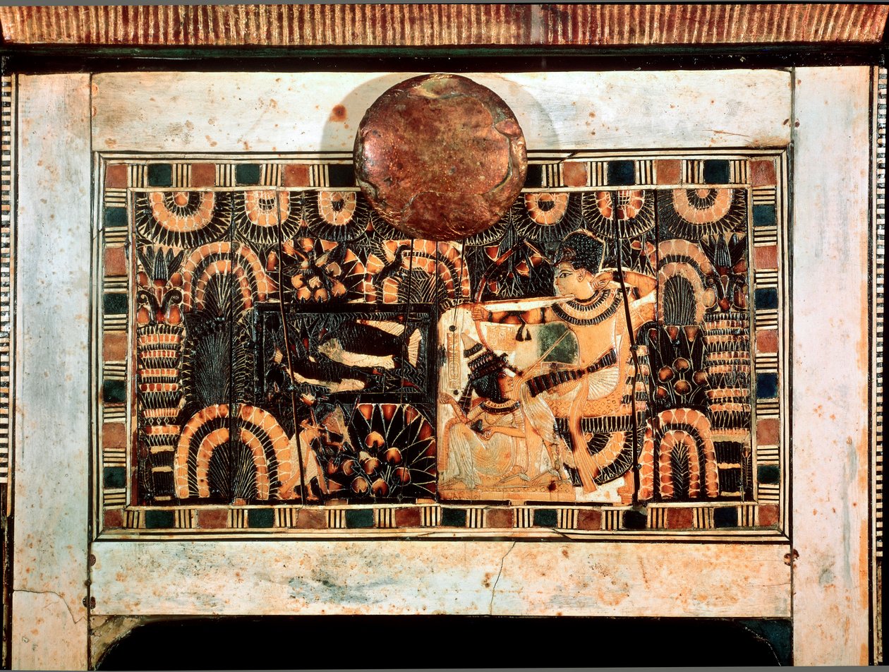 Egyptisk antikvitet: liten trälåda med elfenbensinläggning som representerar farao Tutankhamons jaktdelar. 18:e dynasti. Från Tutankhamons grav (All-Ankh-amun eller Tutankhamun) (1345-1327 f.Kr.) Konungarnas dal. Thebes Kairo, egyptiska museet av Egyptian 18th Dynasty