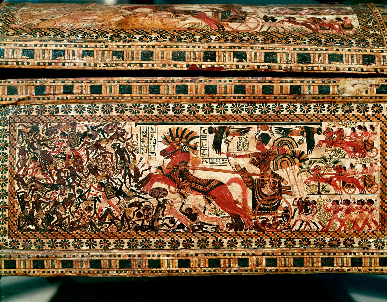Egyptisk antikvitet: liten trälåda med scener som föreställer farao Tutankhamon som jagar nubier på sin tank. 18:e dynasti. Från Tutankhamons grav (All-Ankh-amun eller Tutankhamun) (1345-1327 f.Kr.) Konungarnas dal. Thebe. Sol. 61 cm Kairo, egyptisk mus av Egyptian 18th Dynasty