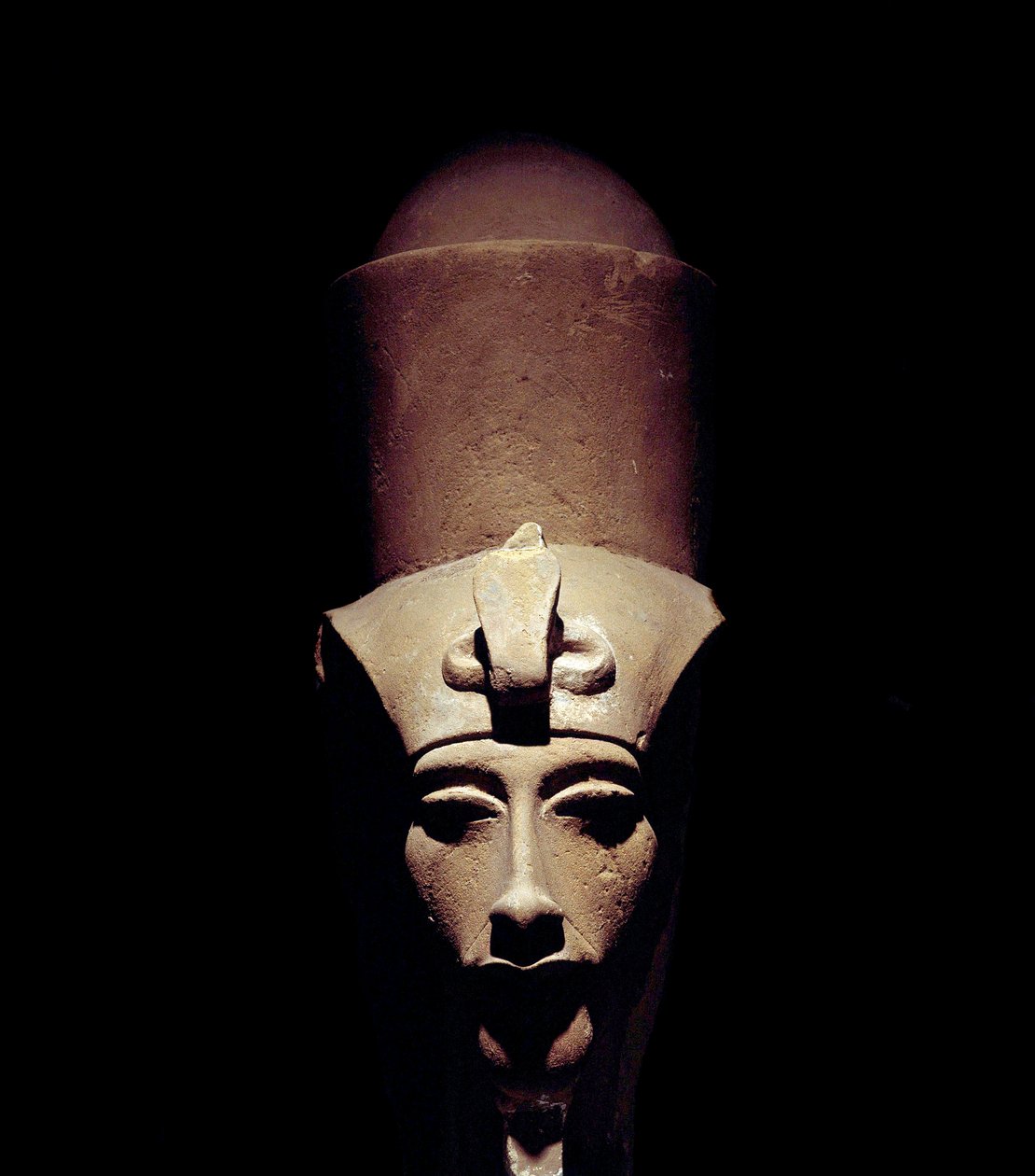 Egyptisk antikvitet: staty av Amenhotep IV (Amenophis IV eller Akhenaton) som bär dubbelkronan. 1301 f.Kr. 18:e dynasti. Detalj av skulpturen. Från Amon Ra-templet i Thebe. Luksor (Luxor eller eller Luqsor). Luxor museum. Egypten av Egyptian 18th Dynasty