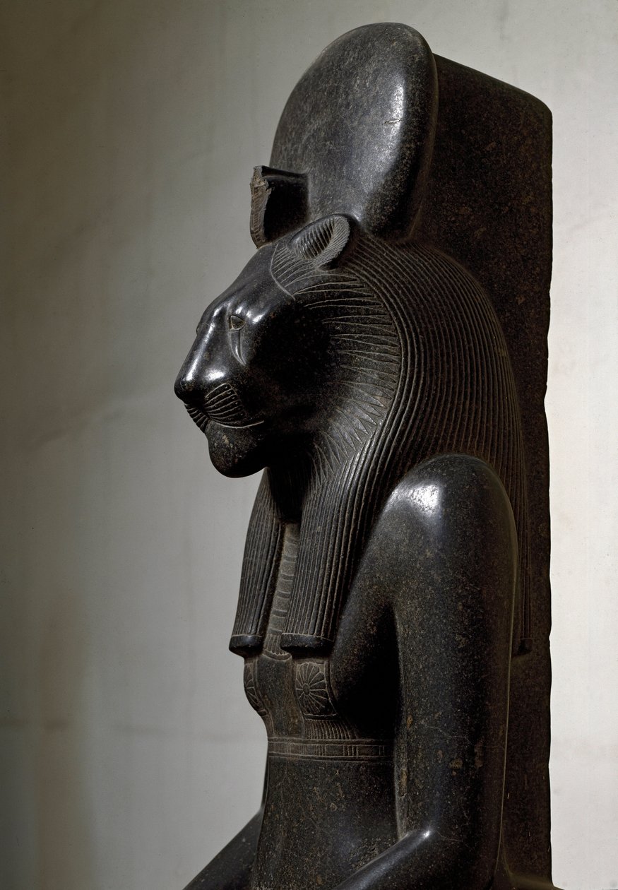 Egyptisk antikvitet: lejoninnans gudom Sekhmet krönt med solskivan. Staty av svart granit. 1540-1295 f.Kr. Dämpa. 210 cm Turin, egyptiskt museum av Egyptian 18th Dynasty