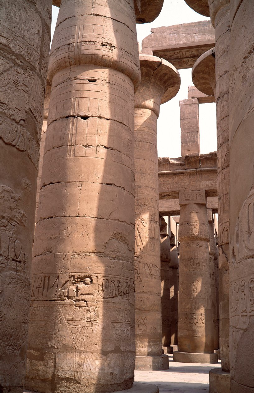 Egyptisk antikvitet: utsikt över kolonnerna i hypostilrummet i Amons tempel. Webbplats för Karnak i Luxor, Egypten av Egyptian 18th Dynasty
