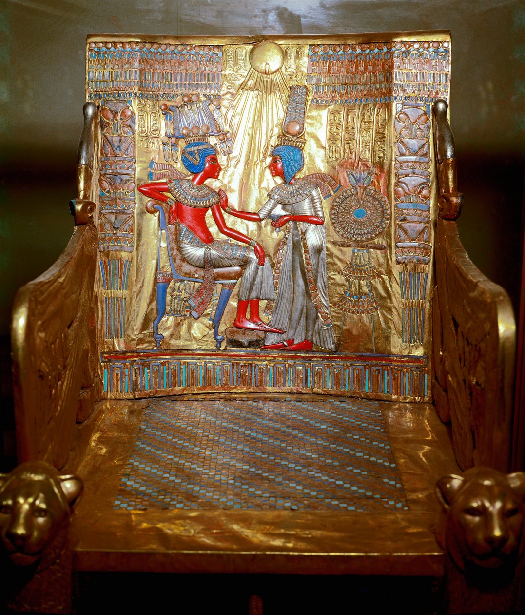Egyptisk antikvitet: en trone i gyllene trä och målad av Tutankhamon som är en del av faraos Tresor. Representation av drottning Ankhesenpaaton (Ankhesenpaamon, Ankhesenamon) som masserar med olja axeln på sin bror och hustru Tutankhamun under th av Egyptian 18th Dynasty