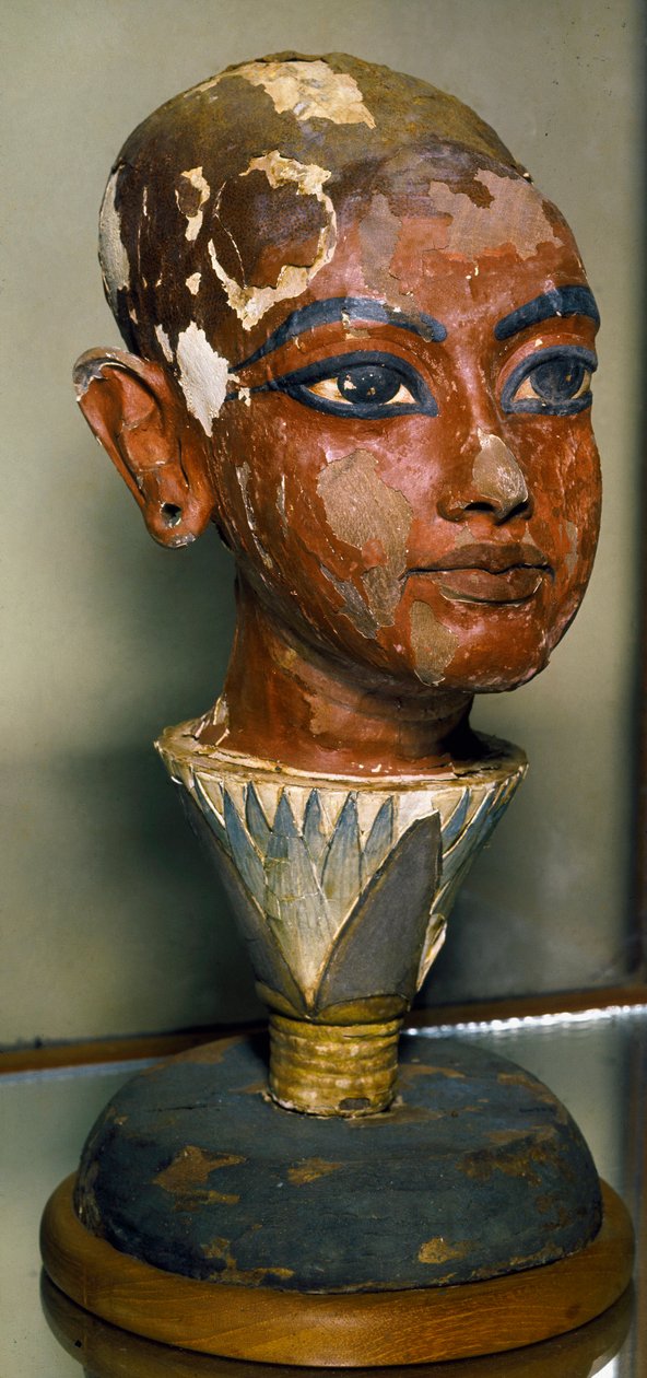 Egyptisk antikvitet: porträtt av den unge faraon Tutankhamun (hela Ankh-amun eller Tutankhamon) med stöd av ett lotusblad. Målat träsnideri. Från Tutankhamons Tresor. Egyptiska museet, Kairo. av Egyptian 18th Dynasty