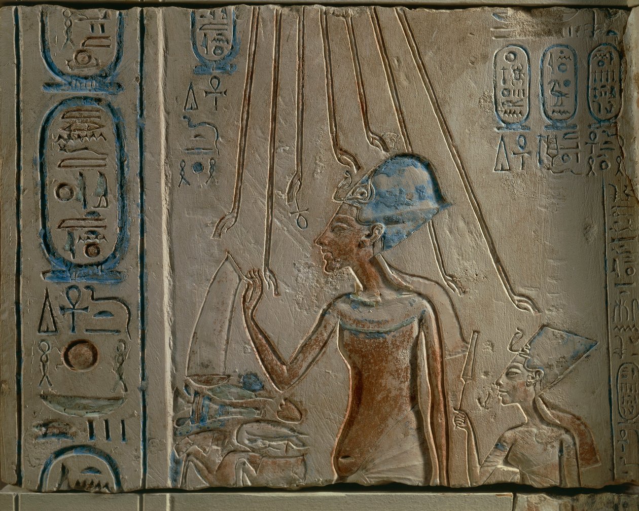 Egyptisk gravyr som representerar Akhenaton och Nefertiti som dyrkar solskivor, från Tall al-Amarna, Egypten, Nya kungariket, XVIII dynastin av Egyptian 18th Dynasty