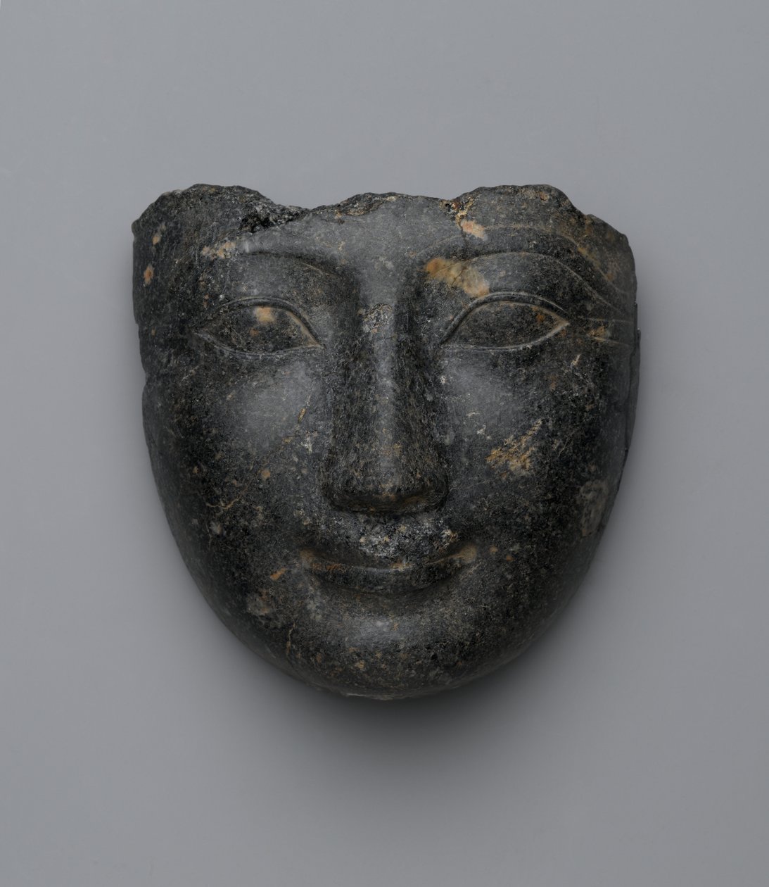 Ansikte från ett sarkofaglock, köpt i Luxor, New Kingdom (granit) av Egyptian 18th Dynasty