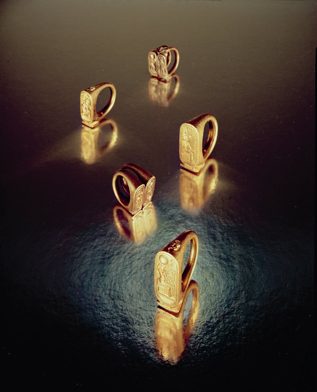 Fem ringar, från Tutankhamons grav, Nya kungariket (guld) av Egyptian 18th Dynasty