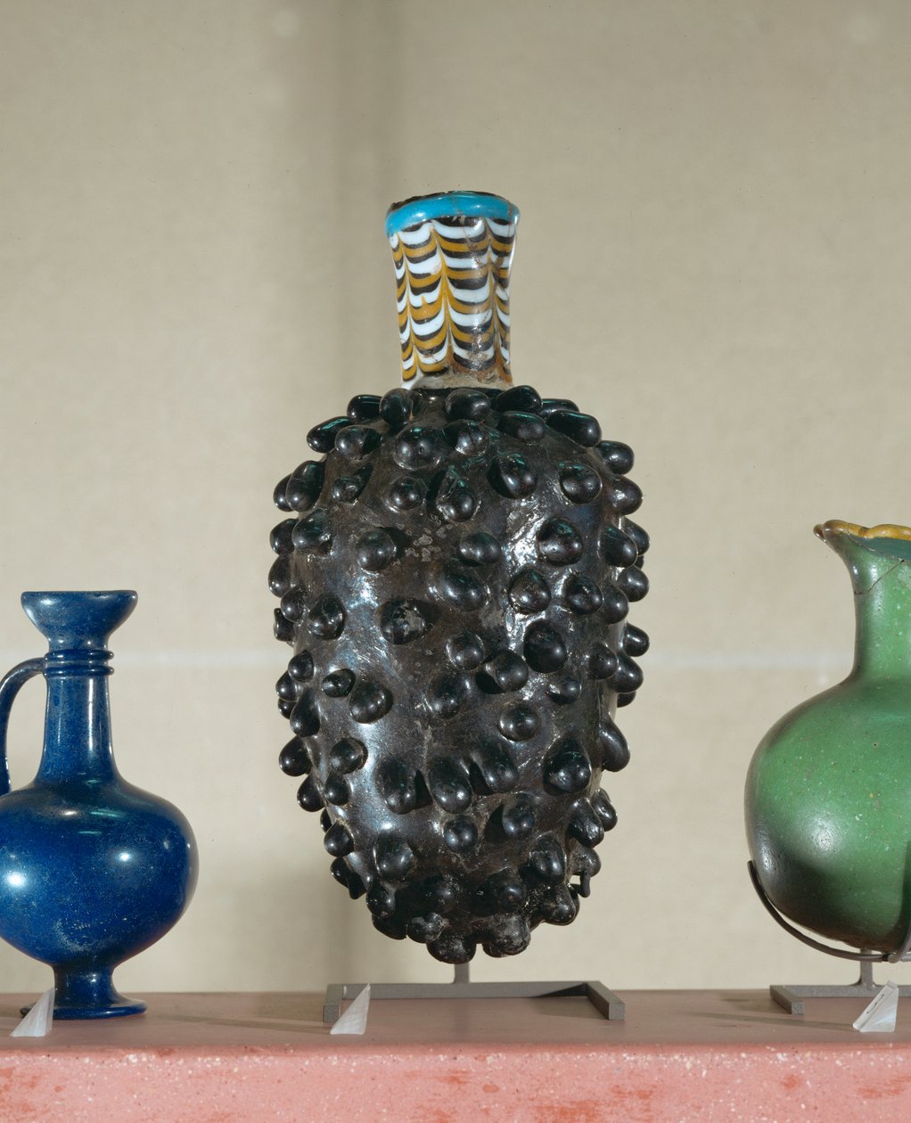 Flaska. Sådana kärl tillverkades genom att sänka ner en matris i smält glas ... av Egyptian 18th Dynasty