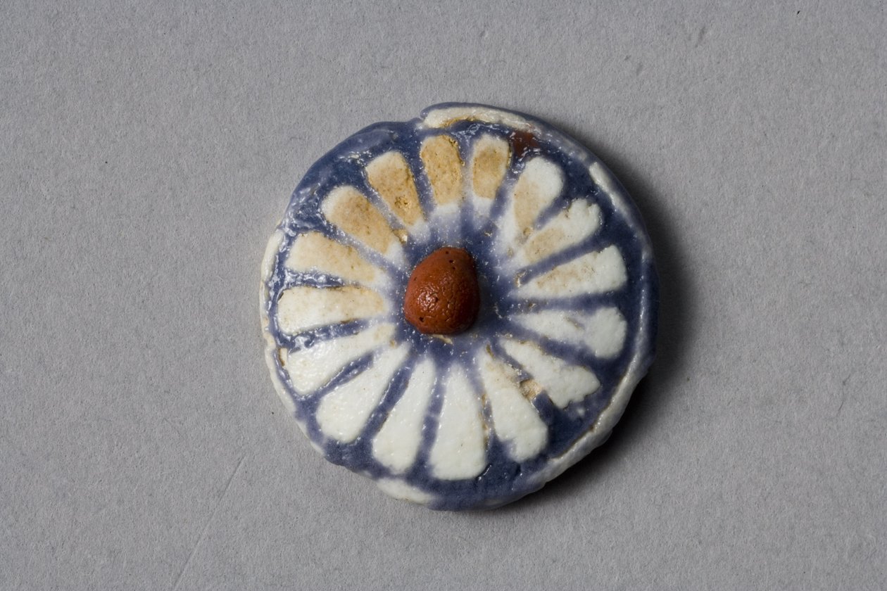 Blommig rundell, Amarnaperioden, 1353-37 f.Kr. (fajans) av Egyptian 18th Dynasty