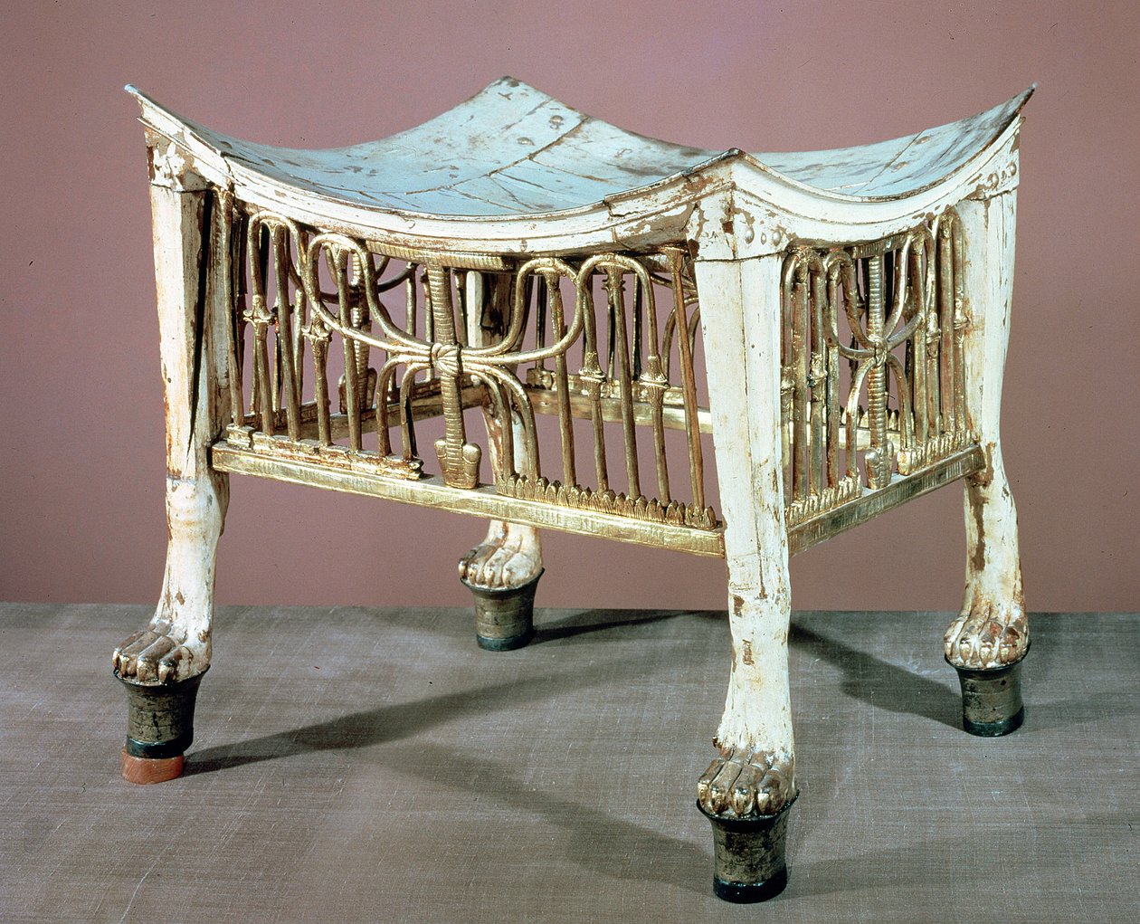 Fotpall som användes av barnkungen i början av hans regeringstid, från Tutankhamons grav (ca 1370-52 f.Kr.) Nya kungariket (målat och förgyllt trä) (se även 391015) av Egyptian 18th Dynasty