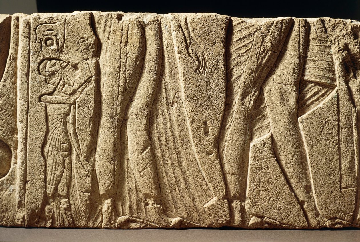 Fragment av väggsnideri föreställande prinsessa i sällskap med föräldrar och Akhenatons son, från Hermopolis av Egyptian 18th Dynasty