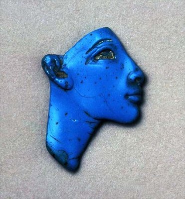 Fragment av inläggning av ett kungligt huvud, från Amarna, Nya riket (opak turkos) (detalj av 44958) av Egyptian 18th Dynasty