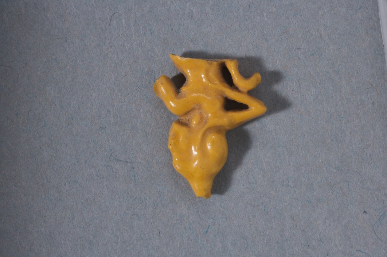 Fragmentär genombruten pärla av en sittande prinsessa, New Kingdom, Amarna-perioden (fajans) av Egyptian 18th Dynasty