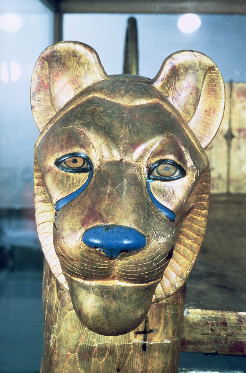 Begravningssänghuvud i form av ett lejon, från Tutankhamons grav (ca 1370-1352 f.Kr.) New Kingdom (stuckat och förgyllt trä) av Egyptian 18th Dynasty