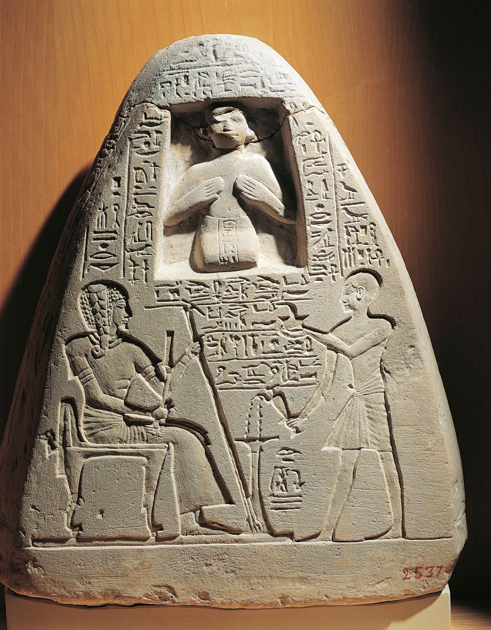 Gravsten i kalksten av översteprästen Ptahmose, från Saqqara av Egyptian 18th Dynasty