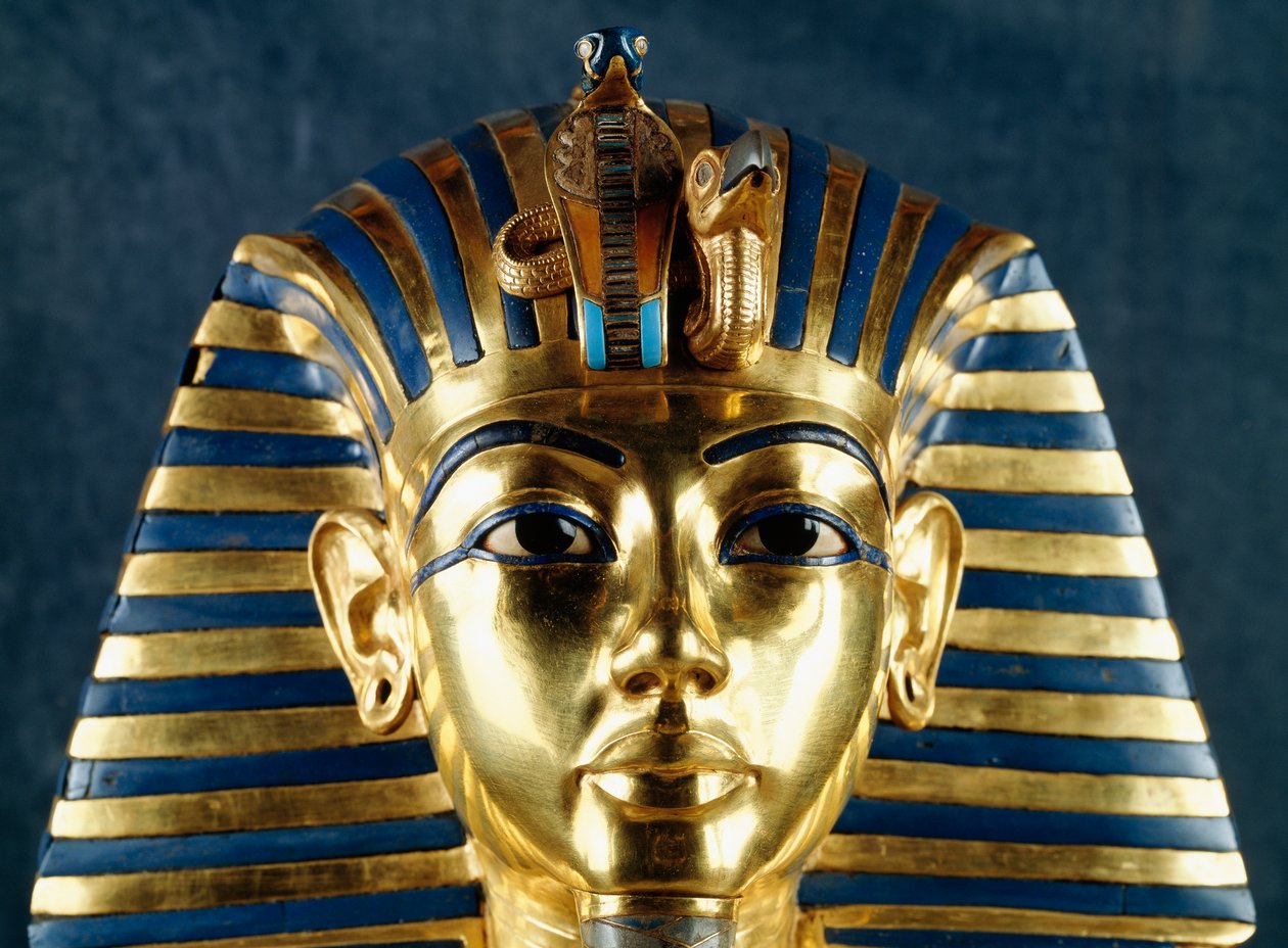Tutankhamuns gravmask, Slaget guld, Keramik och halvädelstenar, Från faraos grav, Thebe, Egypten, Detalj, Guldsmideskonst, Egyptisk civilisation, Nya riket, XVIII:e dynastin av Egyptian 18th Dynasty