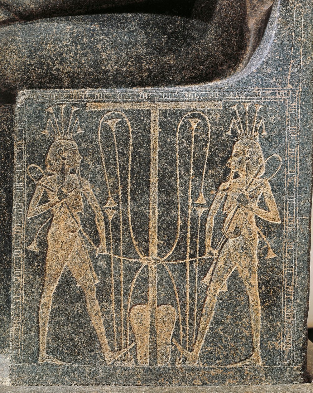 Skulpturgrupp i granit med Horemheb som offrar till guden Atum, detalj av Atums tron med Seth och Horus av Egyptian 18th Dynasty