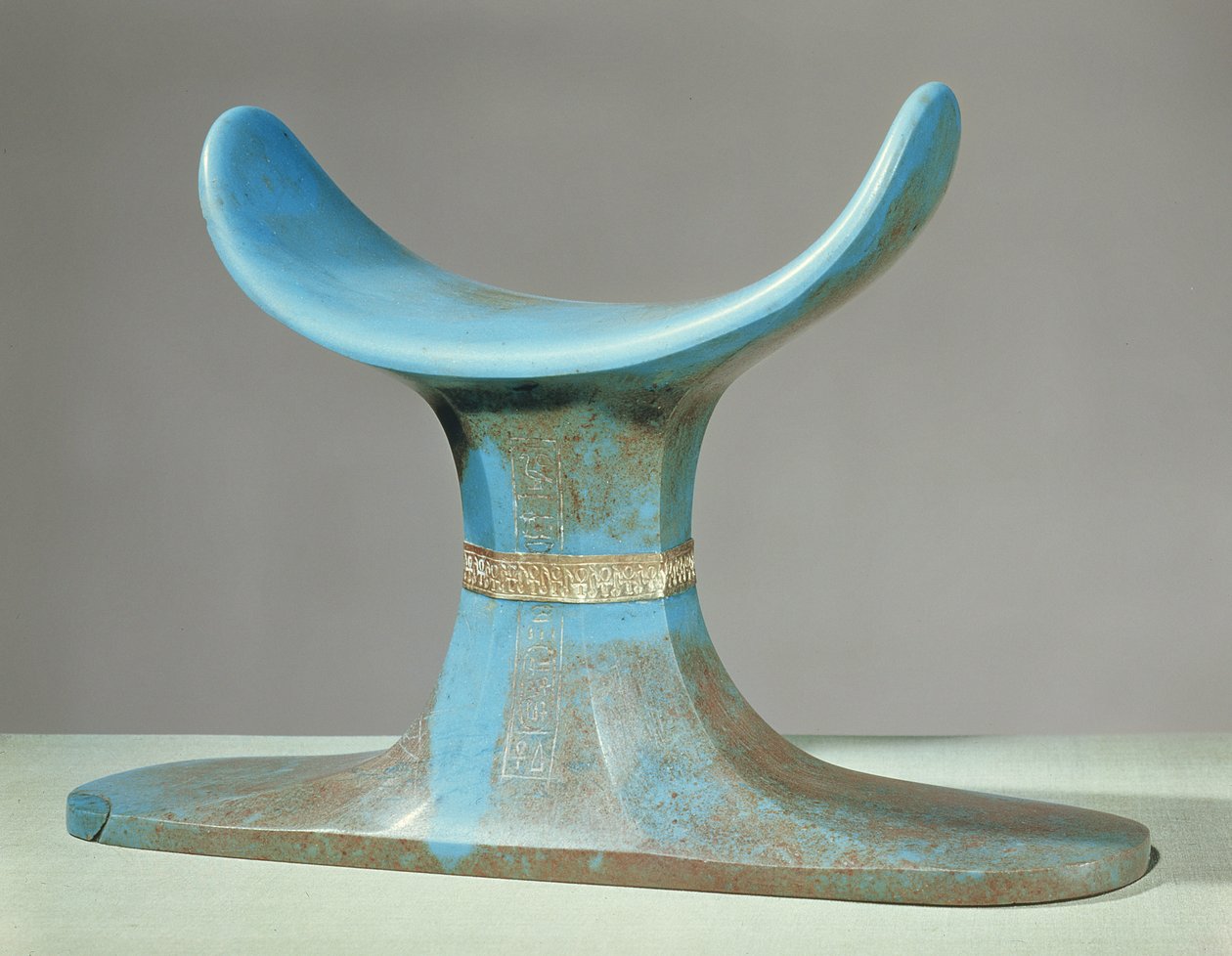 Nackstöd, från Tutankhamons grav (ca 1370-52 f.Kr.) New Kingdom (blå glaspasta) av Egyptian 18th Dynasty