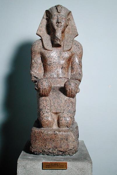 Knästående staty av Amenhotep II (1427-1392 f.Kr.) med vinoffer, från Thebe, Nya kungariket, ca 1450-1425 f.Kr. (granit) av Egyptian 18th Dynasty