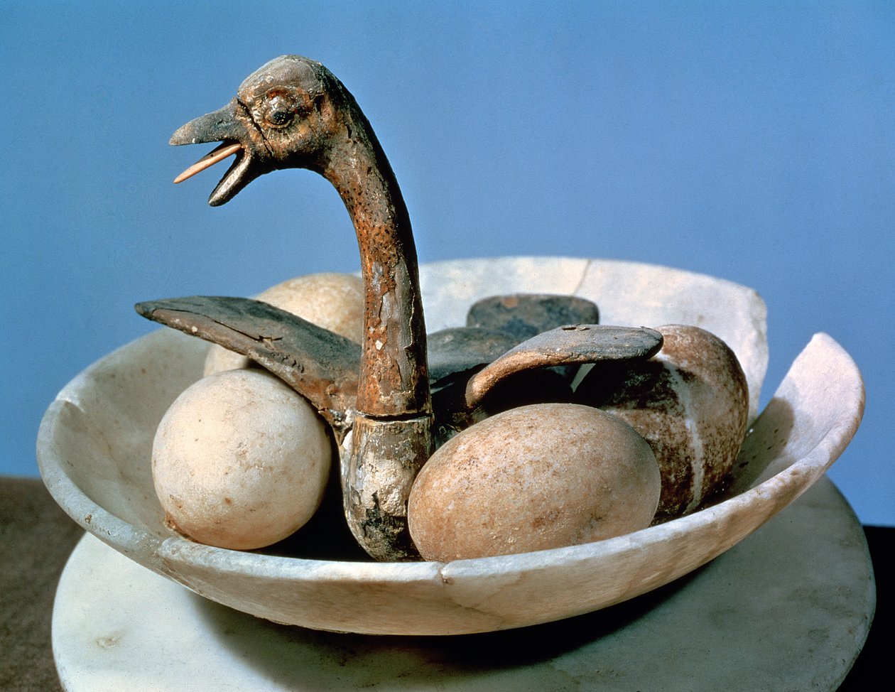Lock till en alabasterburk dekorerad med en fågel i ett bo som innehåller ägg, från Tutankhamons grav (ca 1370-52 f.Kr.) New Kingdom (målat och stuckat trä) av Egyptian 18th Dynasty
