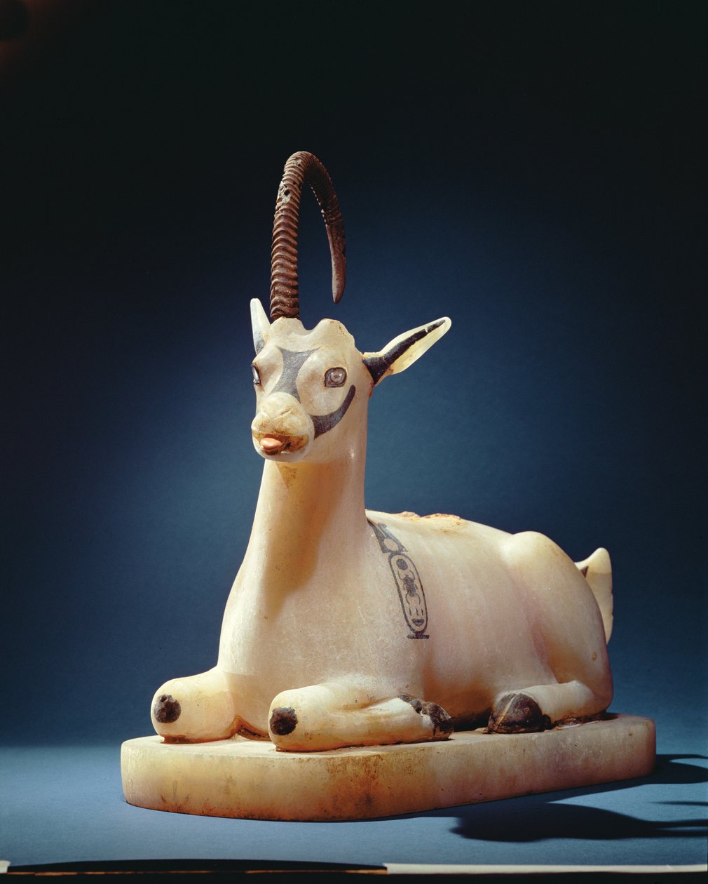Lock till en unguent burk i form av en stenbock, från Tutankhamons grav, New Kingdom (målad alabaster) (se även 148195) av Egyptian 18th Dynasty