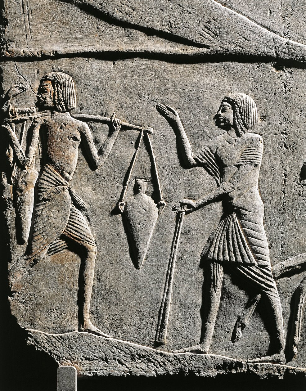 Livet i ett militärläger: vattenbärare får order av en officer, relief från Horemhebs grav i Saqqara. Detalj. av Egyptian 18th Dynasty