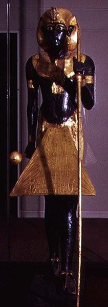 Staty i naturlig storlek av Tutankhamun, från Tutankhamuns grav (ca 1370-1352 f.Kr.) Nya riket (trä och förgylld brons) (se 120789) av Egyptian 18th Dynasty