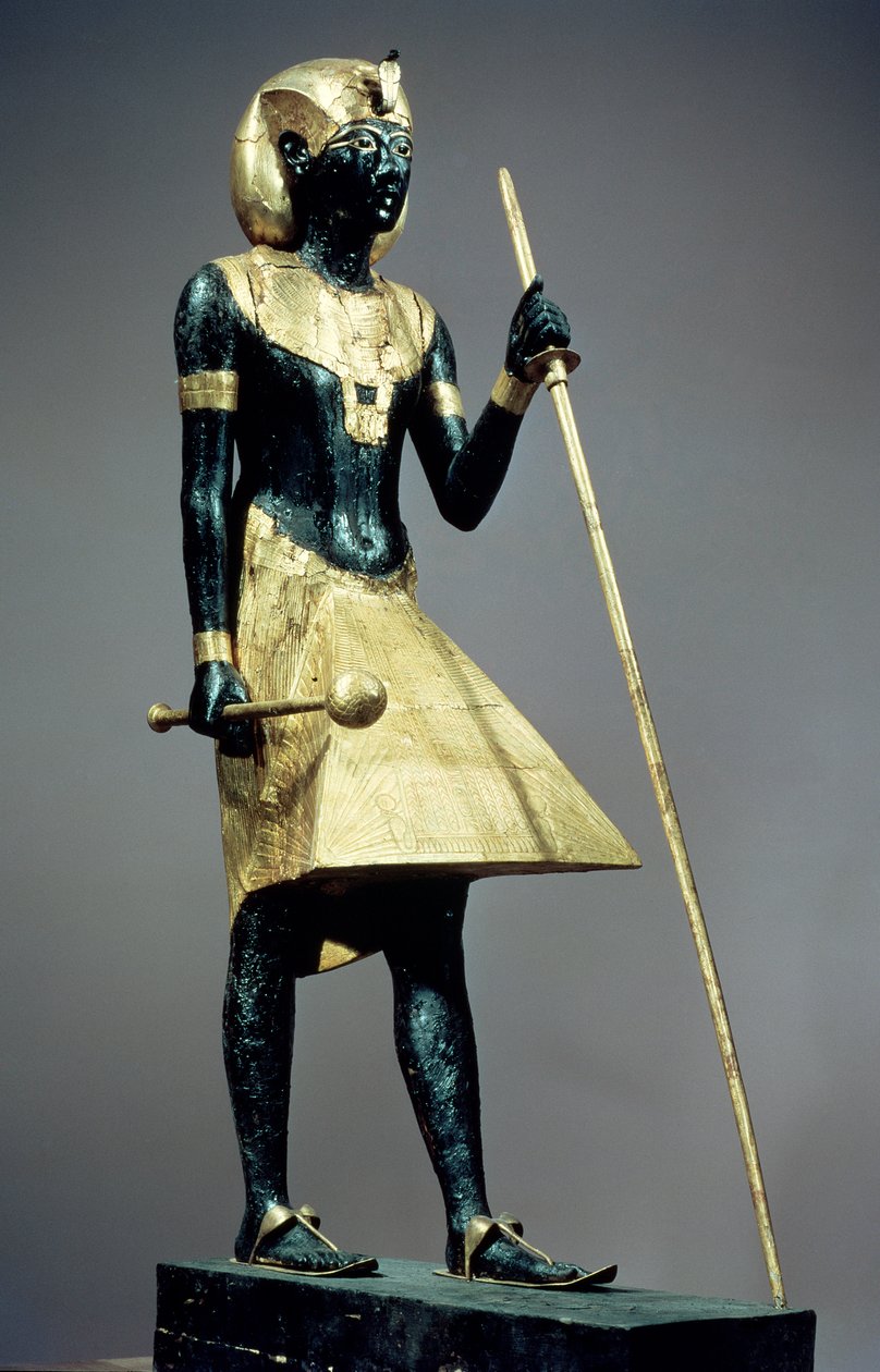Statyett av kungen i naturlig storlek, från Tutankhamons grav (ca 1370-52 f.Kr.) New Kingdom (förgyllt trä täckt med svart harts) av Egyptian 18th Dynasty