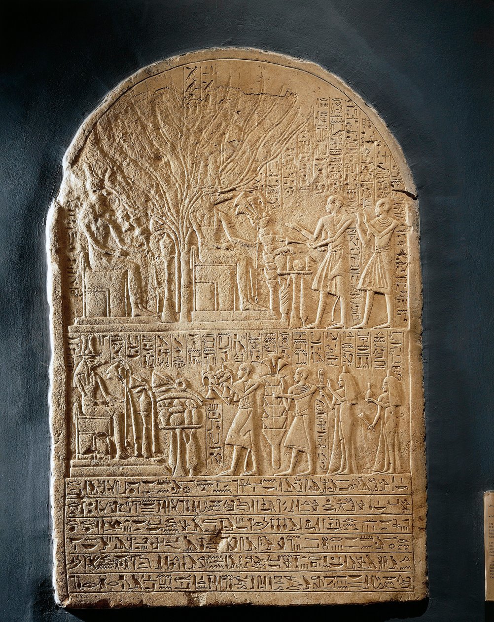 Kalkstensstele av Sobeks överstepräst, från Sobeks tempel i Dahamcha av Egyptian 18th Dynasty