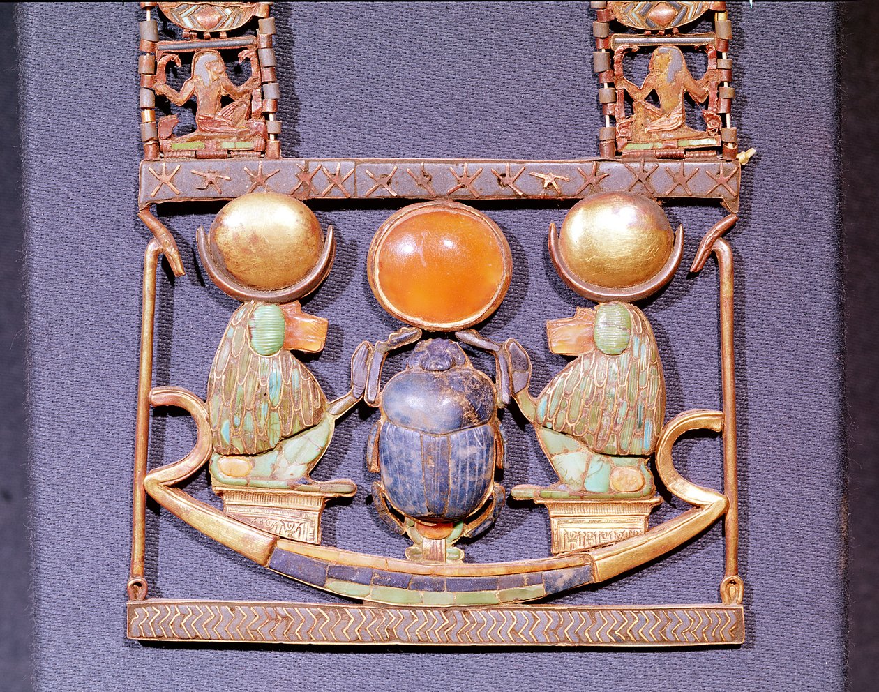 Halsband av den uppgående solen, från Tutankhamons grav (ca 1370-52 f.Kr.) New Kingdom (guld inlagt med halvädelstenar) (detalj av 153788) av Egyptian 18th Dynasty